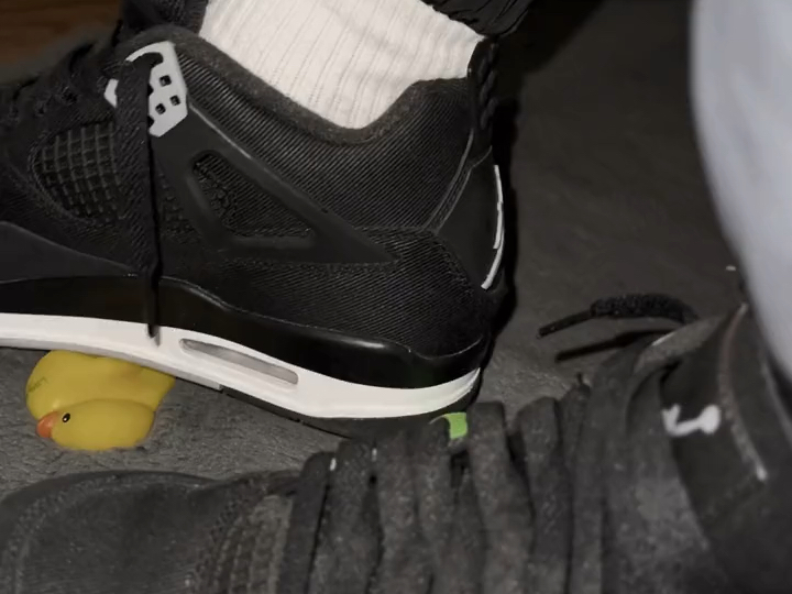 白袜球鞋踩的小鸭子一直叫