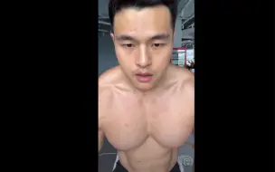 Download Video: 胸肌太大负担好重，胸肌超大的肌肉男，胸肌馒头要吃吗？