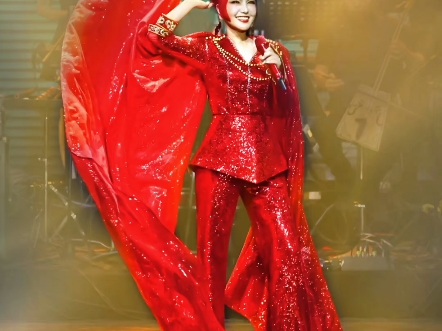 乌兰图雅"花开四季"2024北京演唱会服装造型惊艳