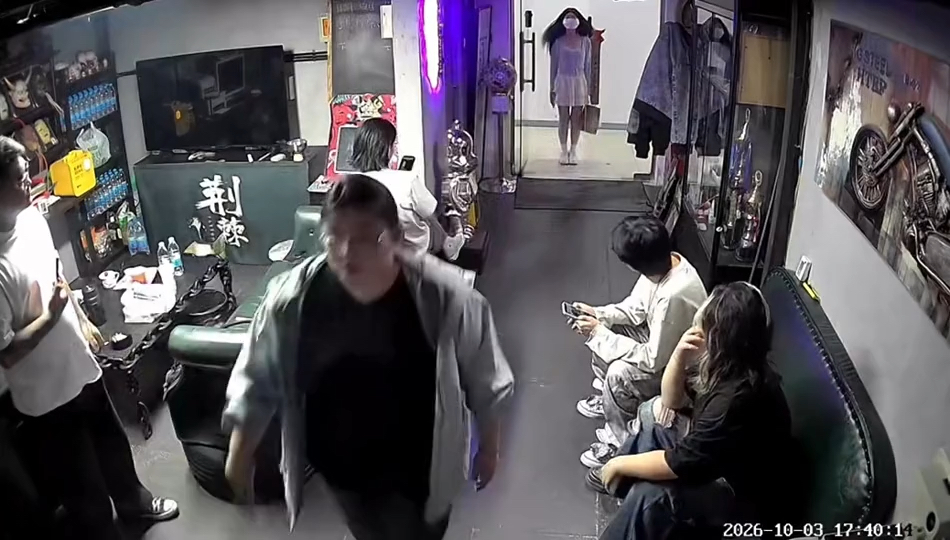 天津炸毛女孩。看起来有点诡异谁能解释一下