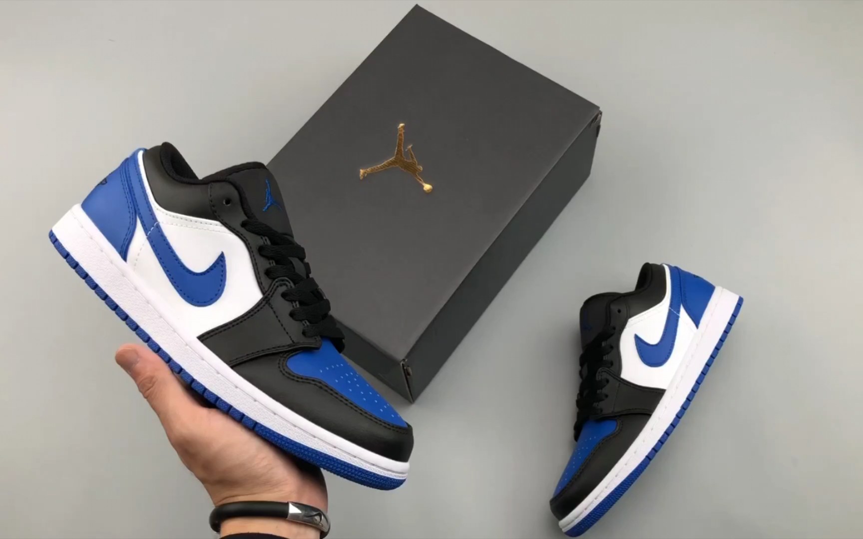 aj1白黑月图片