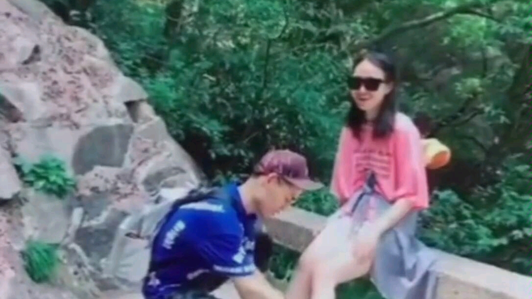 老婆：“老公，你看人家老公”老公：“走，不用可怜他”