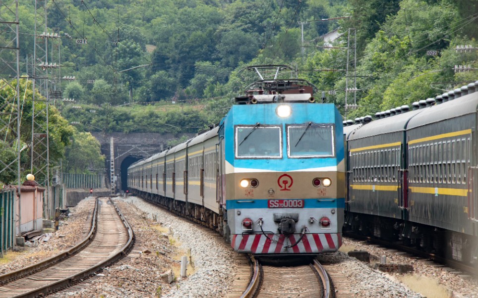 宝成小票6064次交汇下行列车