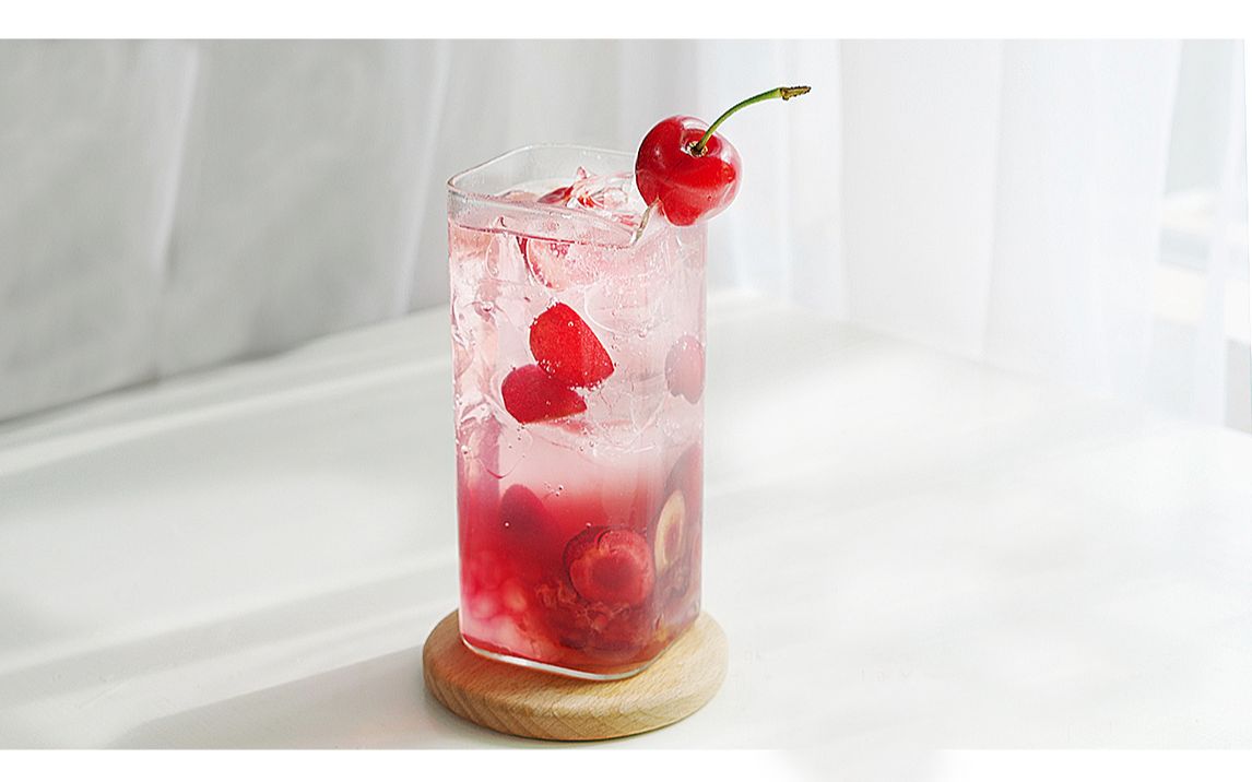 清新一夏烦热的夏日来杯冰爽的樱桃汽水吧