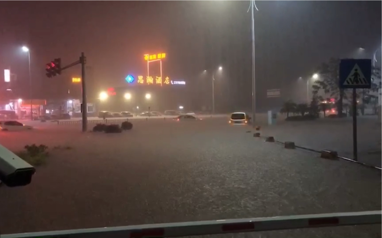 [图]这TM才叫下雨！