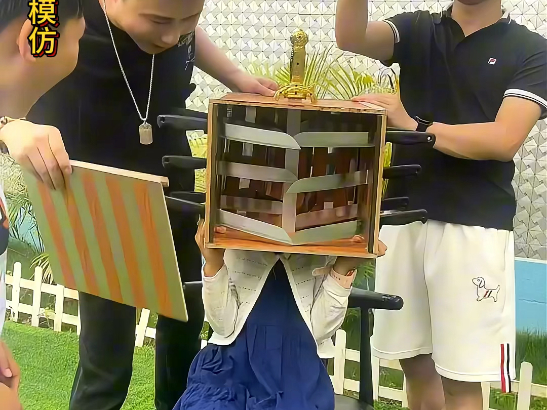 大型人头搬家魔术,小姐姐头藏哪了?