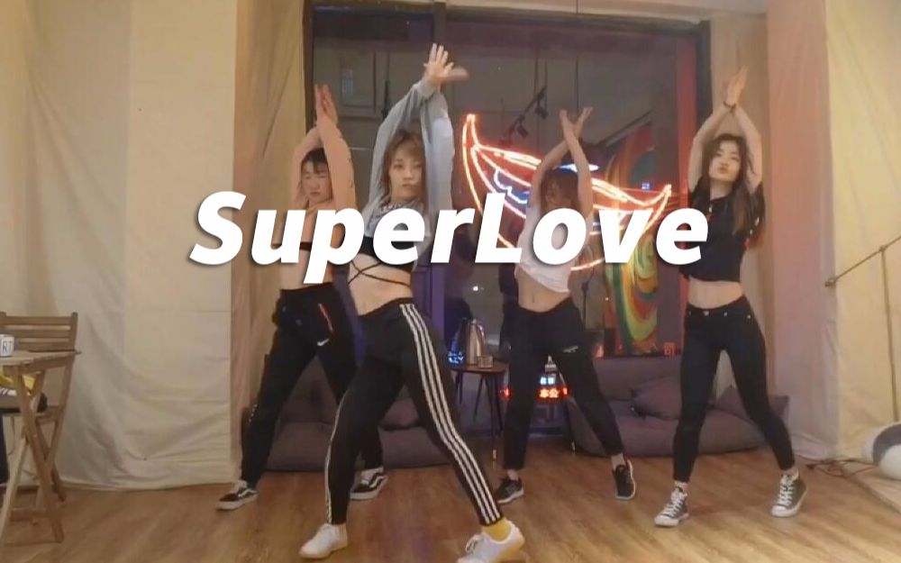 [图]细腰小姐姐，《SuperLove》翻跳，结尾一笑太迷人【口袋舞蹈】