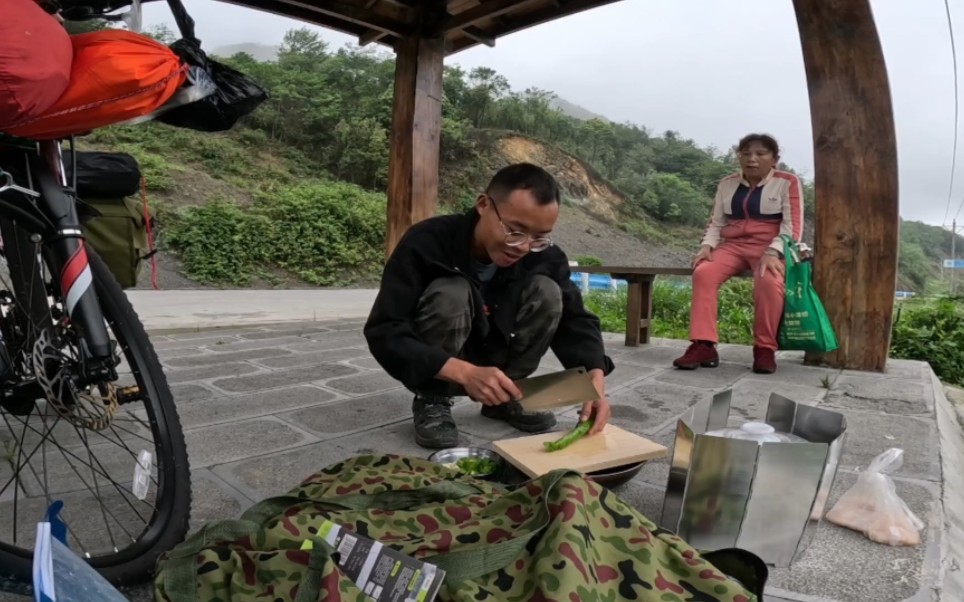 骑行贵州十万大山,直接扛不住了,扎营悬崖边,吃个猪油拌饭哔哩哔哩bilibili