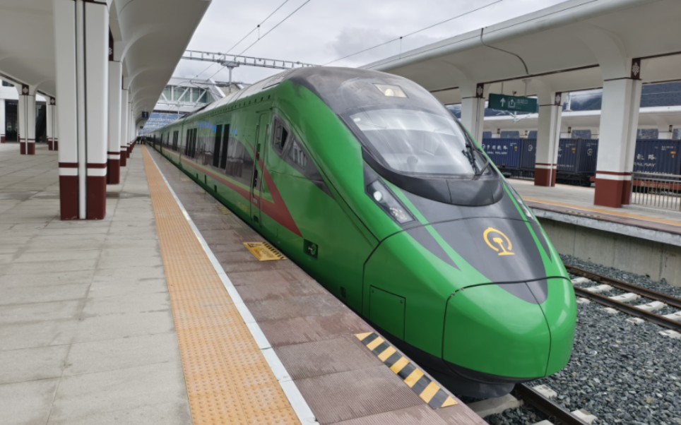 拉林铁路cr200js-g高原双源动力集中桶加查站发车前往拉萨
