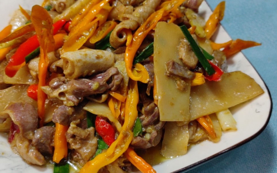 南雄特色酸笋黄辣椒炒鸭杂,价廉物美的食材,能让你胃口大开.