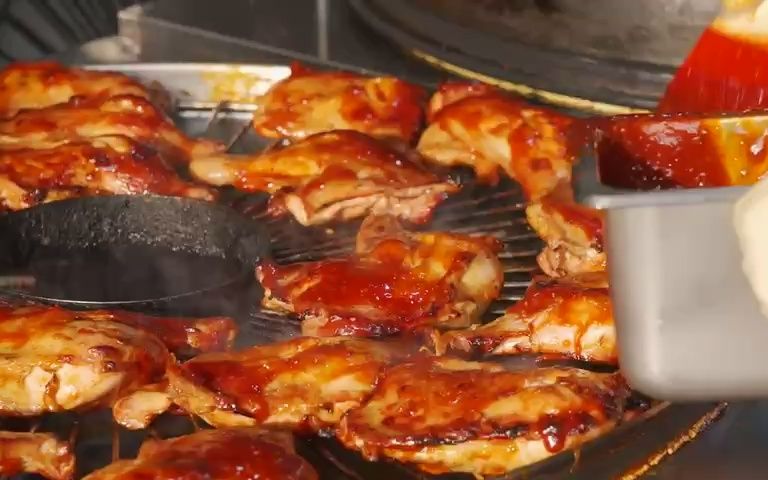 韩国街边美食蜜汁酱料碳烤鸡腿看一眼就馋了