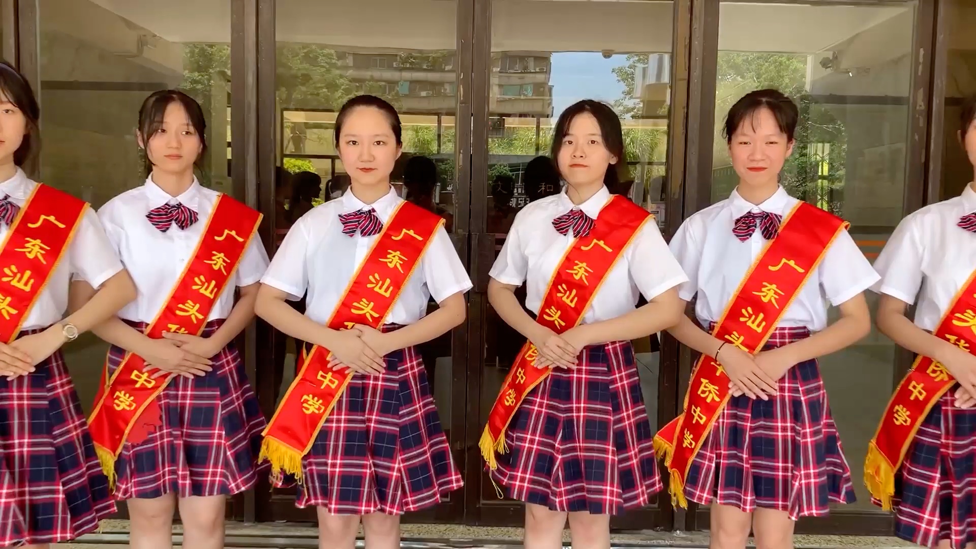 汕头市华侨中学校服图片