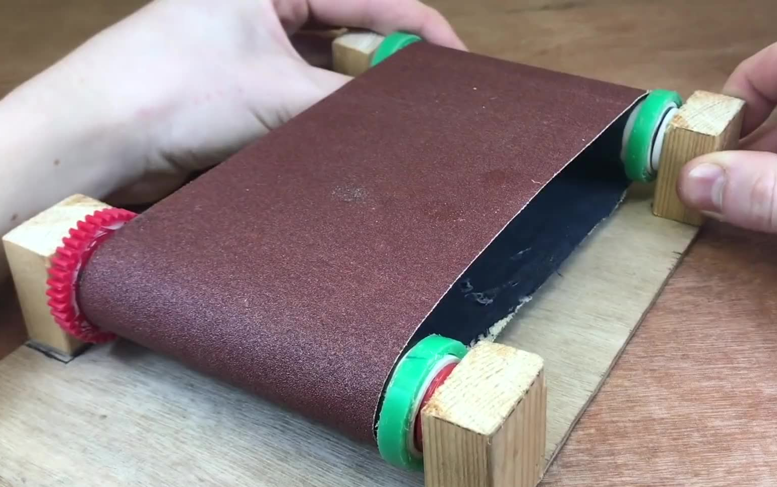 如何在家制作一个砂光机砂纸带打磨机