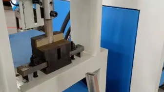 方管冲倒扣视频方管液压冲孔机