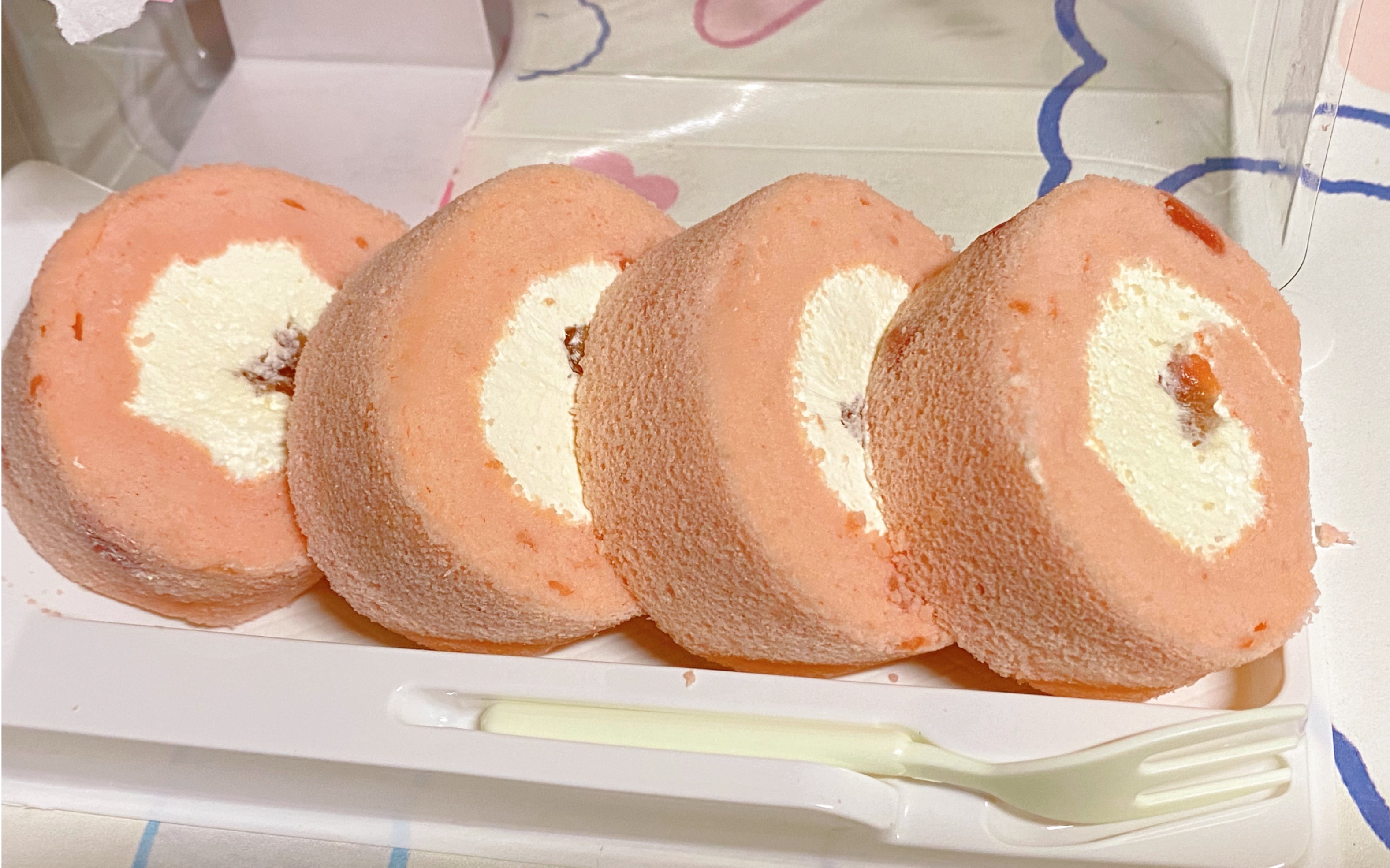 吃甜品啦蛋糕卷蜜桃味和珍珠奶茶味原速比较慢不知道大家喜欢我这样