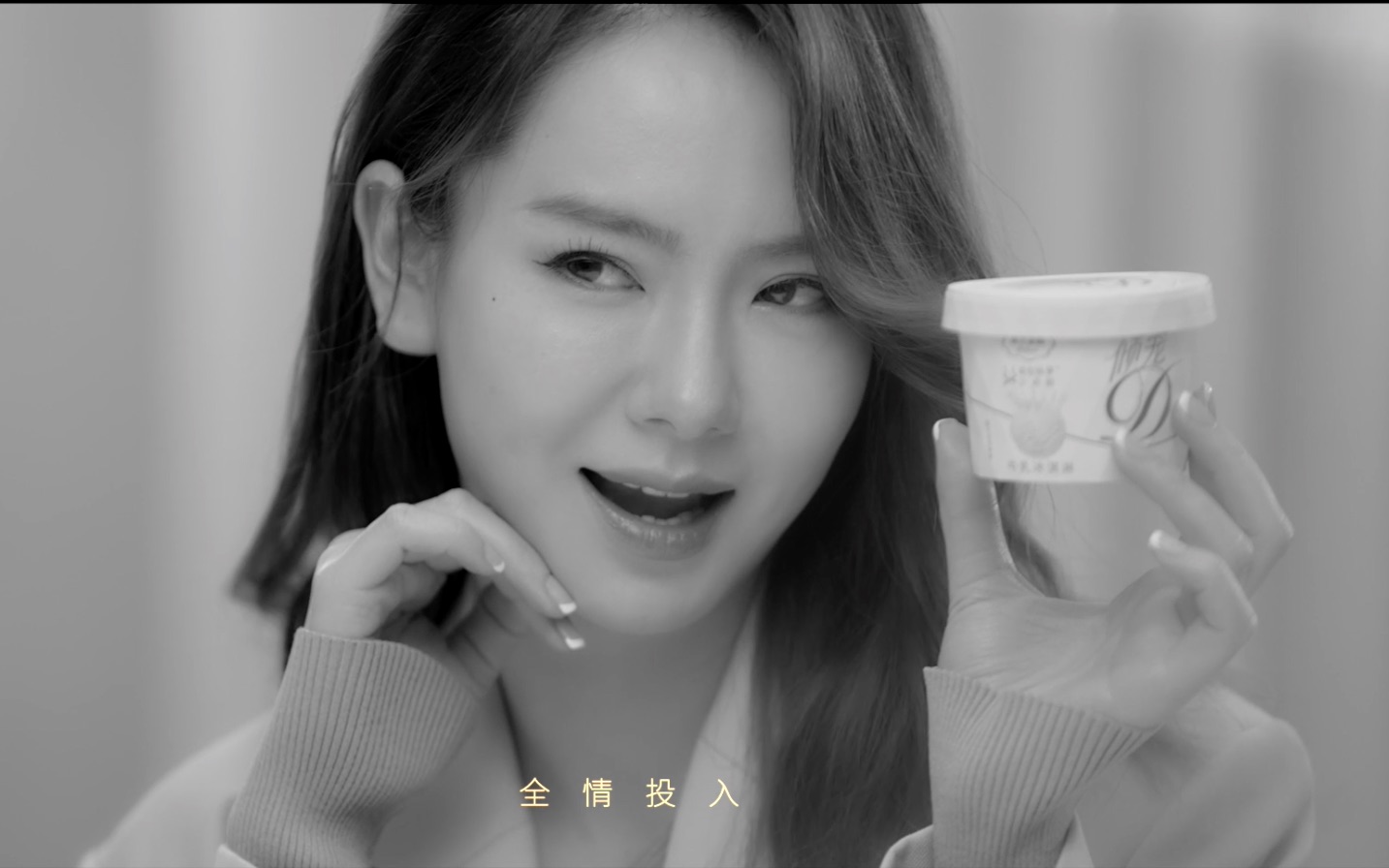 《时尚芭莎》x 蒂兰圣雪 x 戚薇 | 「纯粹影像」记录片