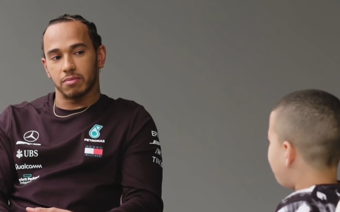 [图]【中字】萌娃采访Lewis Hamilton：为什么你的口音是这样的？