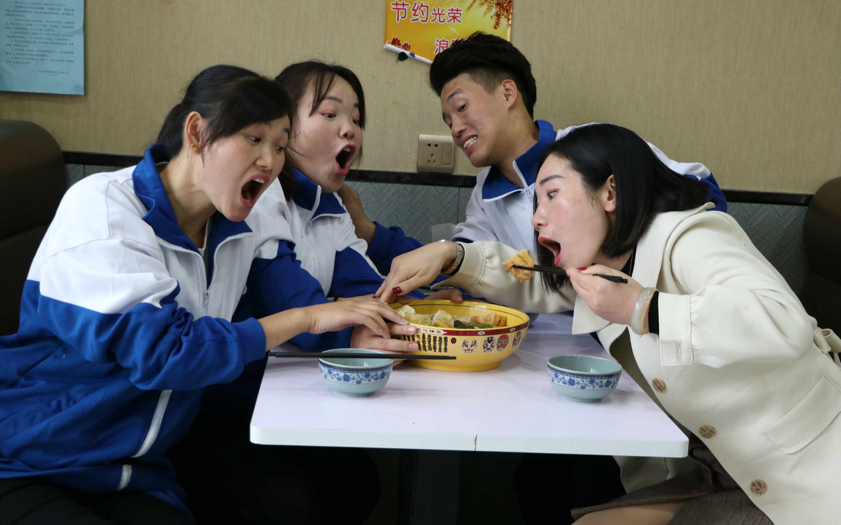 老师请同学吃饭就点了一份麻辣烫,没想同学和老师抢着吃,太逗了