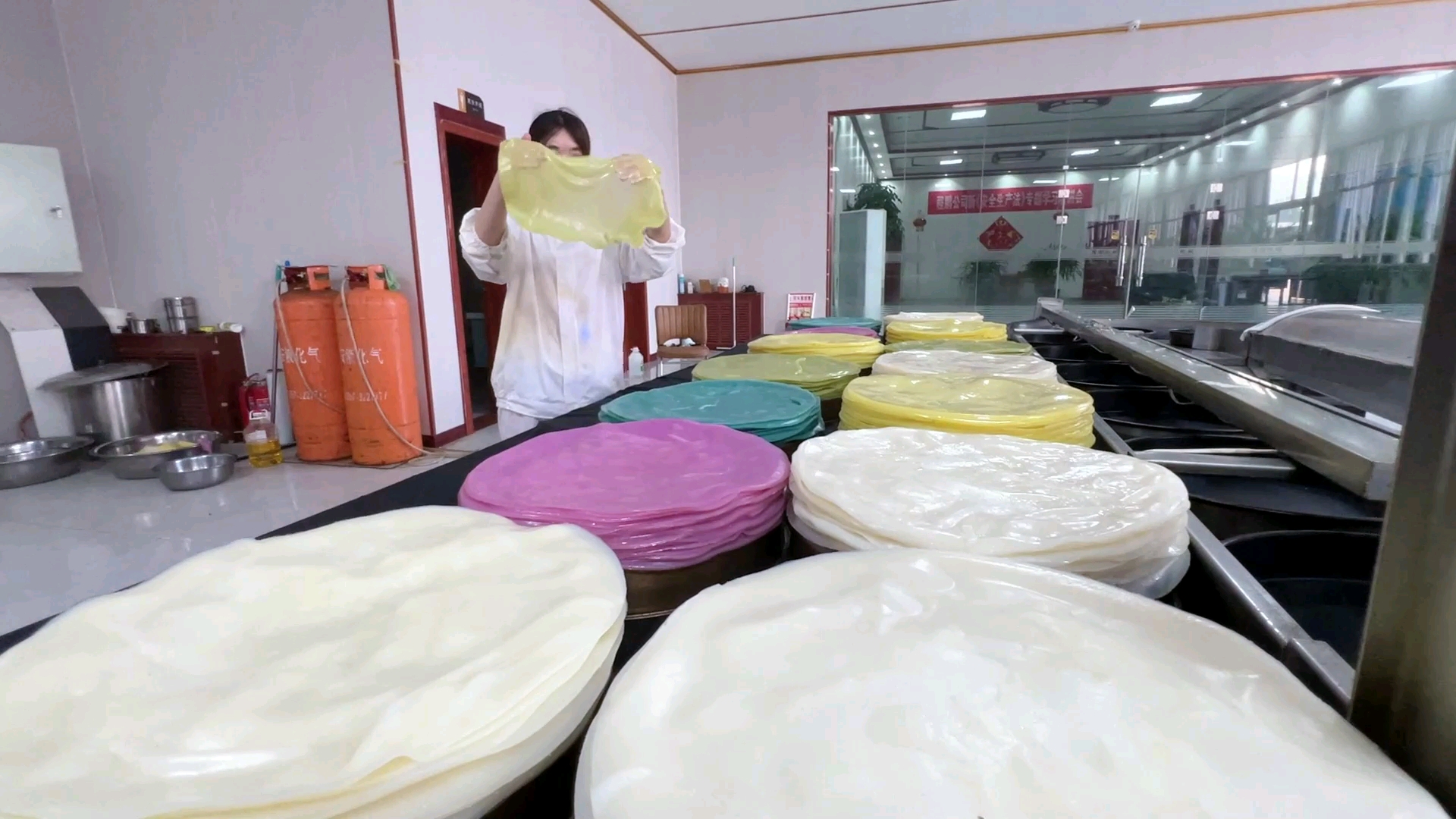 真不错!圆形凉皮机机械化生产果蔬凉皮一天一吨,筋道可口#圆形凉皮机