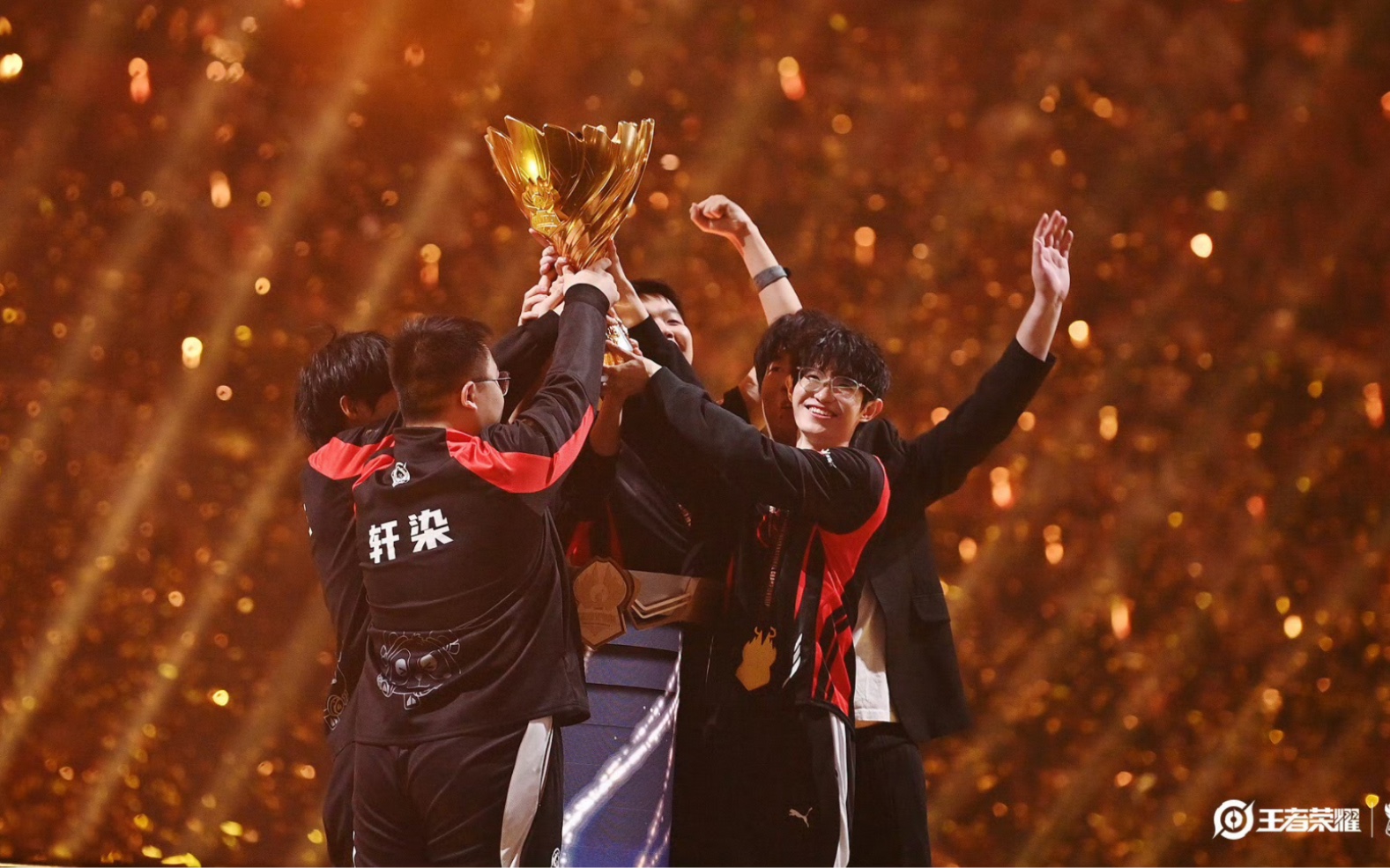 ag夺冠,一诺亲吻奖杯,fmvp你值得