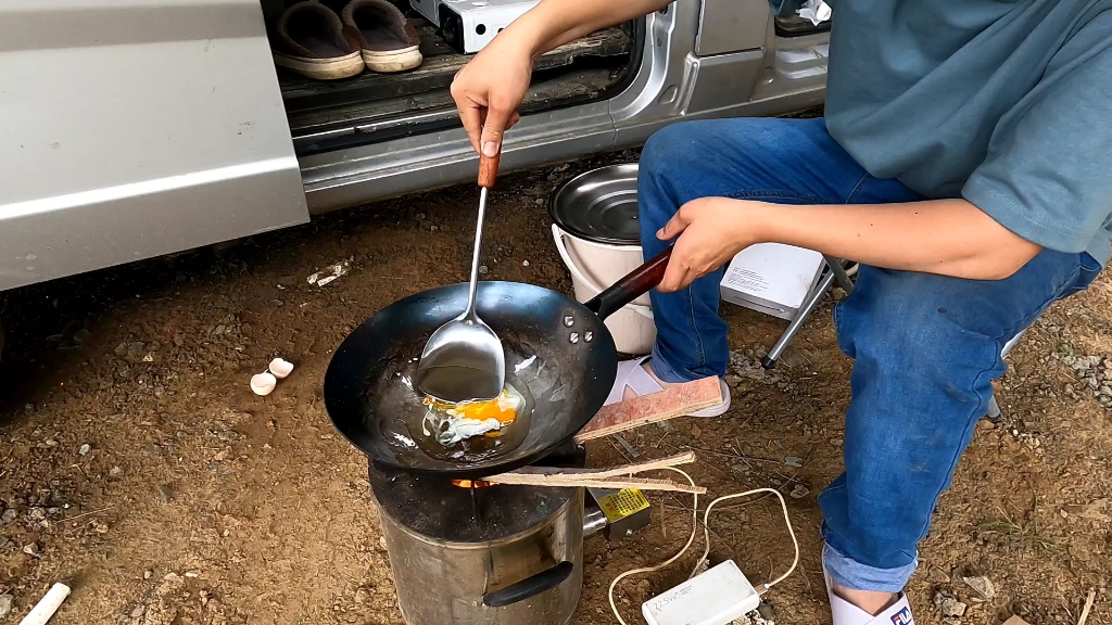 穿过麻城进入河南信阳,在尚未完工的高架桥下面生火做饭哔哩哔哩bilibili