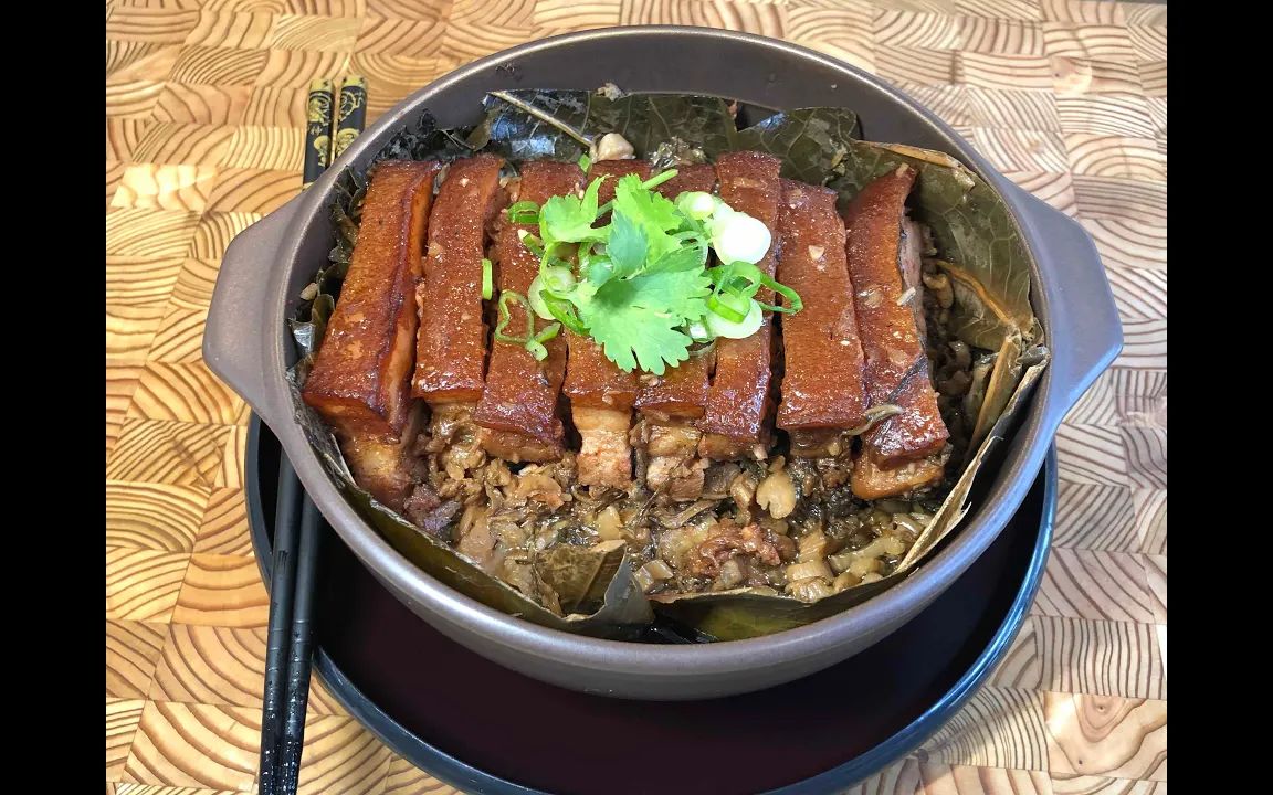 [图][荷香梅菜扣肉]]-五花肉香稔软滑，酱香，蒜香味浓郁，野味可口，肥而不腻，味道鲜美，好下饭，老少咸宜，淡淡的荷叶飘香，令人垂涎欲滴。