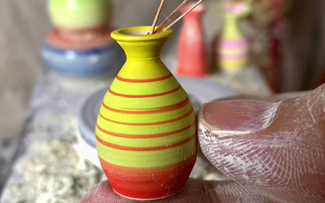 手工制作迷你陶艺小花瓶,这个配色你喜欢吗