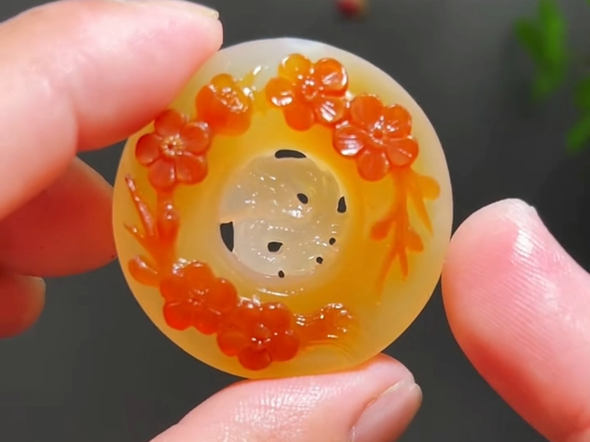 梅花生肖龙平安扣,精心设计雕刻,镂空设计生肖龙,希望你能喜欢 #玉石