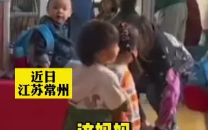 Télécharger la video: 妈妈去幼儿园接儿子，两岁半儿子向其介绍“小女朋友”，还让女孩改口叫“妈”