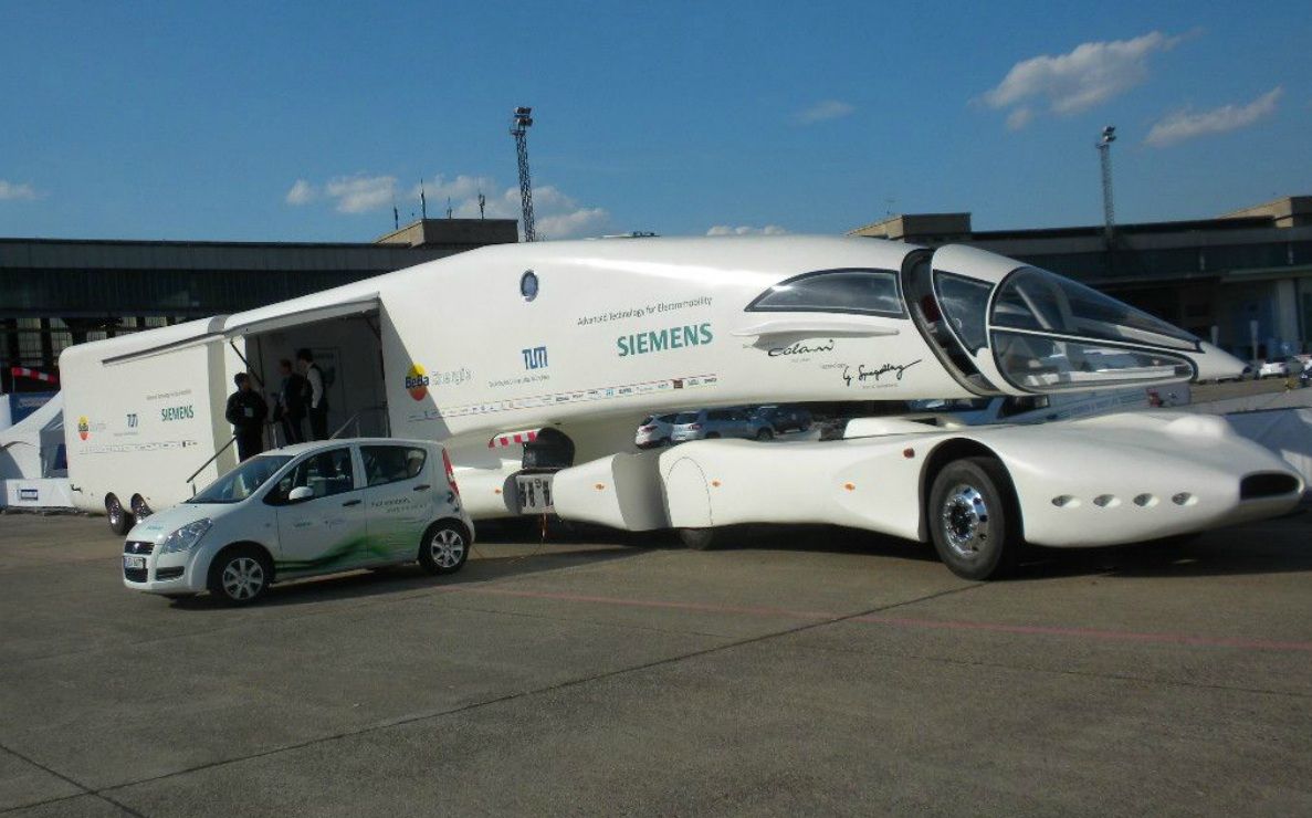 坐在半挂车厢驾驶西门子赞助设计的奇特房车