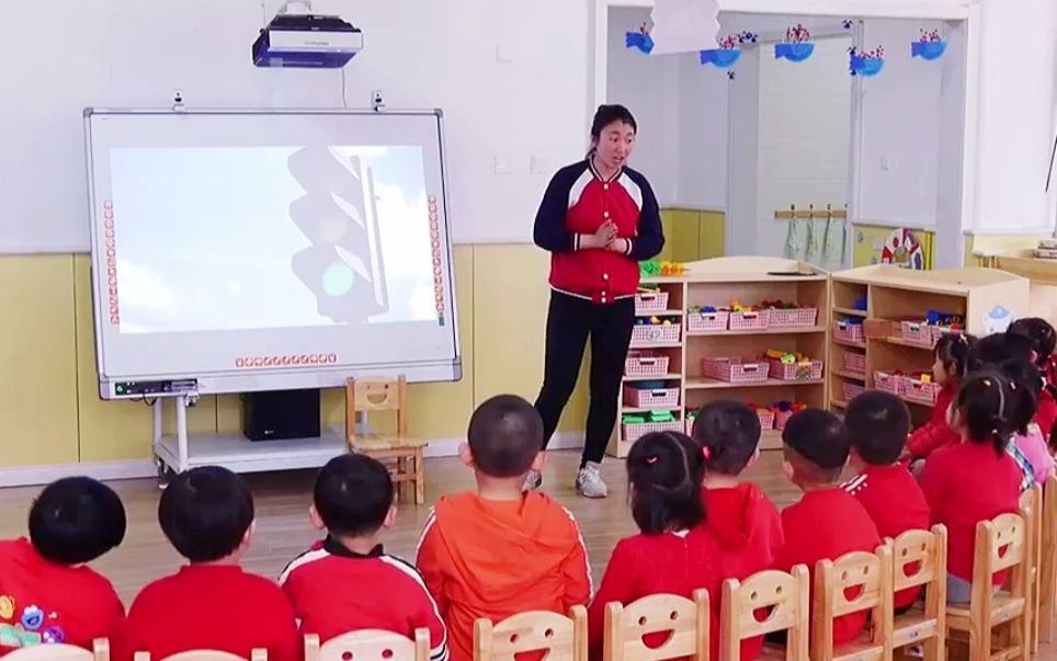 [图]幼儿园优质公开课：小班社会《红灯绿灯眨眼睛》#幼儿园公开课#幼儿园#幼儿园优质课#幼儿园优质公开课#幼儿园优秀公开课