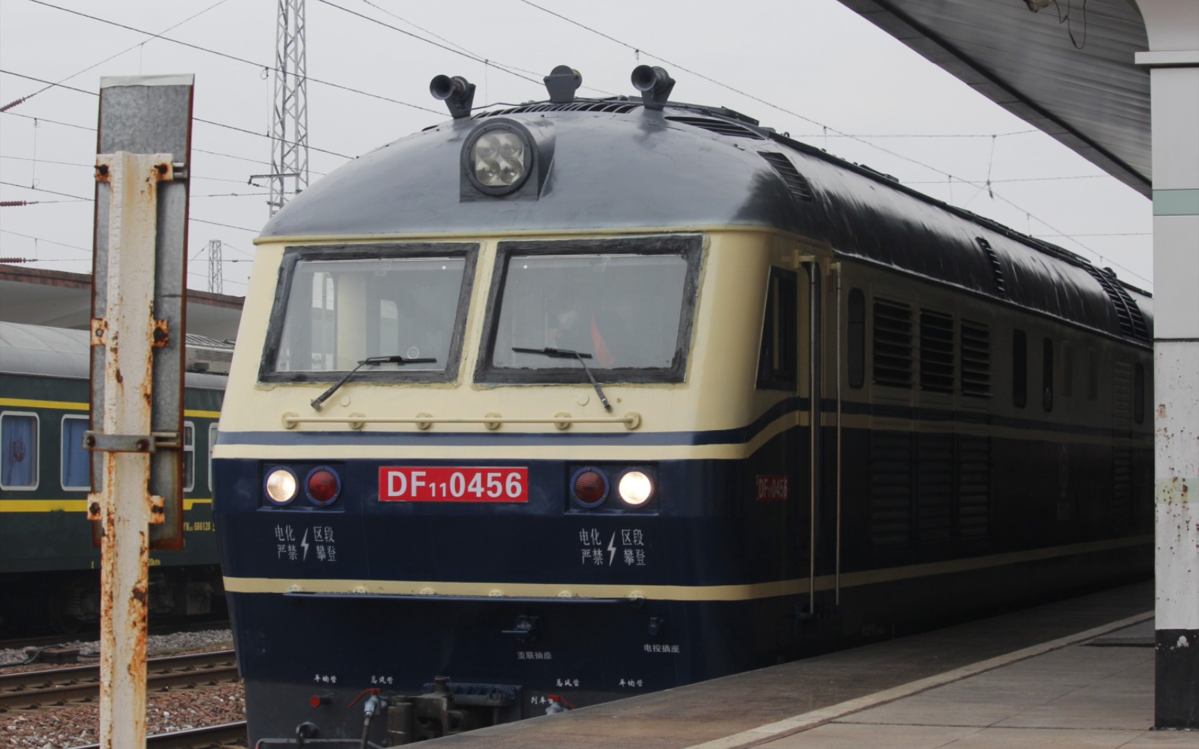 【2023春运】南局经典再现—南局南段df110456牵引k8730进鹰潭站一