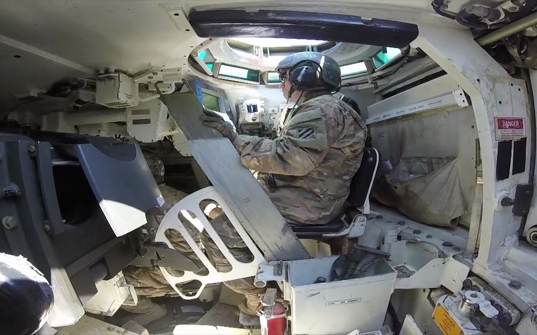 第一人称视角在m1坦克内操作好爽啊