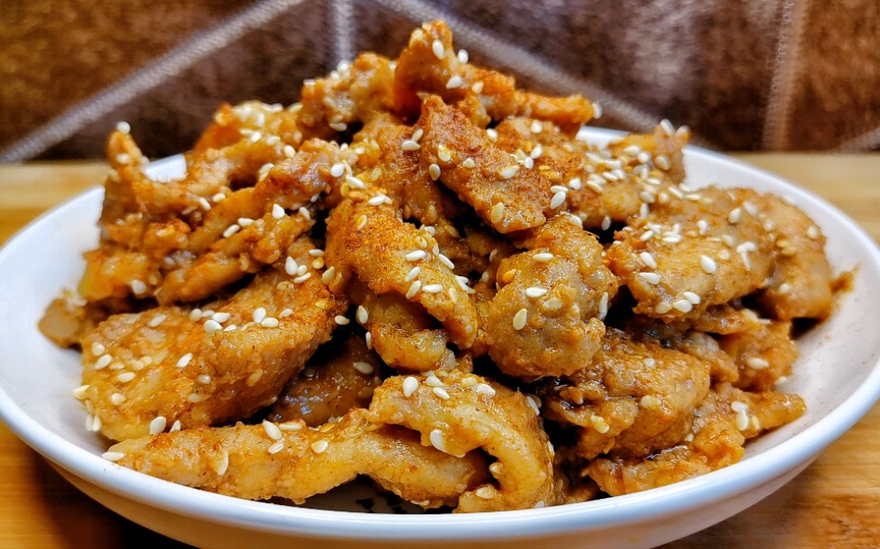 煎肉片其实许多人都没做这一步,这样做,外焦里嫩肉汁口中四溢