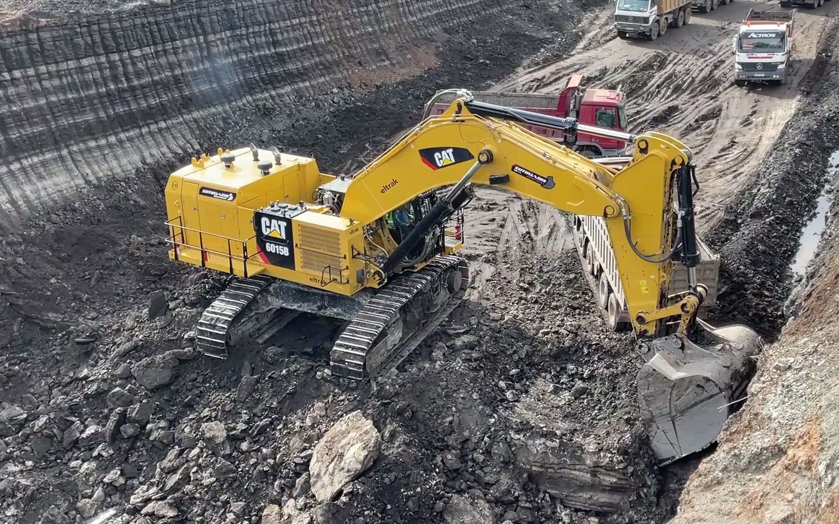 cat 6015b挖掘机装车施工