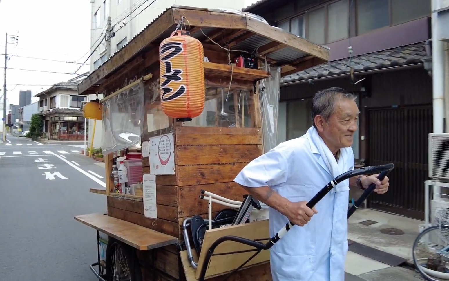 【日本街头美食】经营拉面店40多年的师傅 老式移动车的拉面厨师生活中的一天哔哩哔哩bilibili