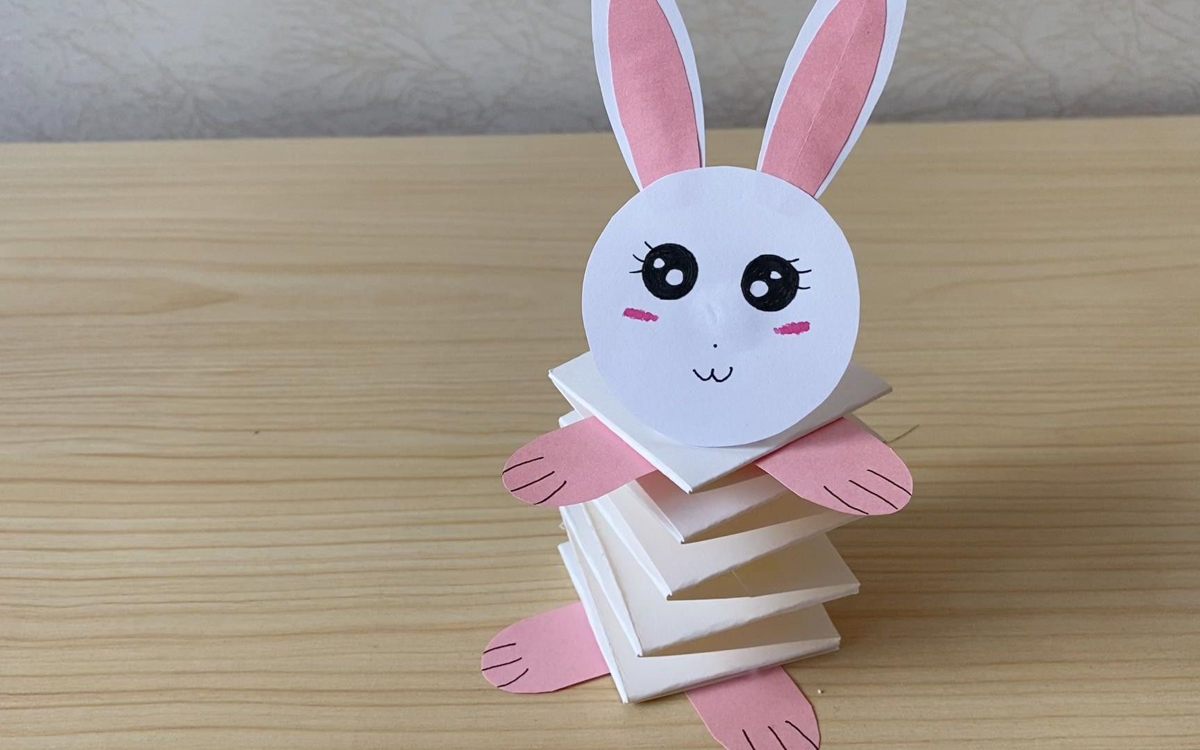 一只会跳的弹簧兔,做法简单易学,孩子们见了都喜欢!