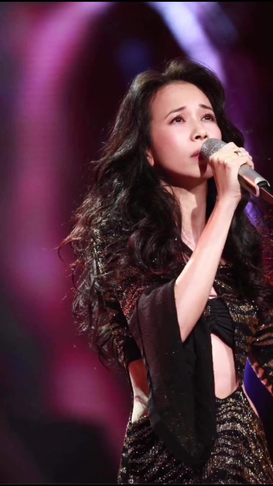 曾经让莫文蔚在演唱会上唱到哽咽的歌他不爱我你听哭过吗dou小