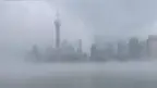 Download Video: 今天的上海阴雨绵绵，滨江边的陆家嘴，湮没在一片水雾中，呈现出一片若隐若现的水墨画奇景！【记者：倪振桁 朱泉春】