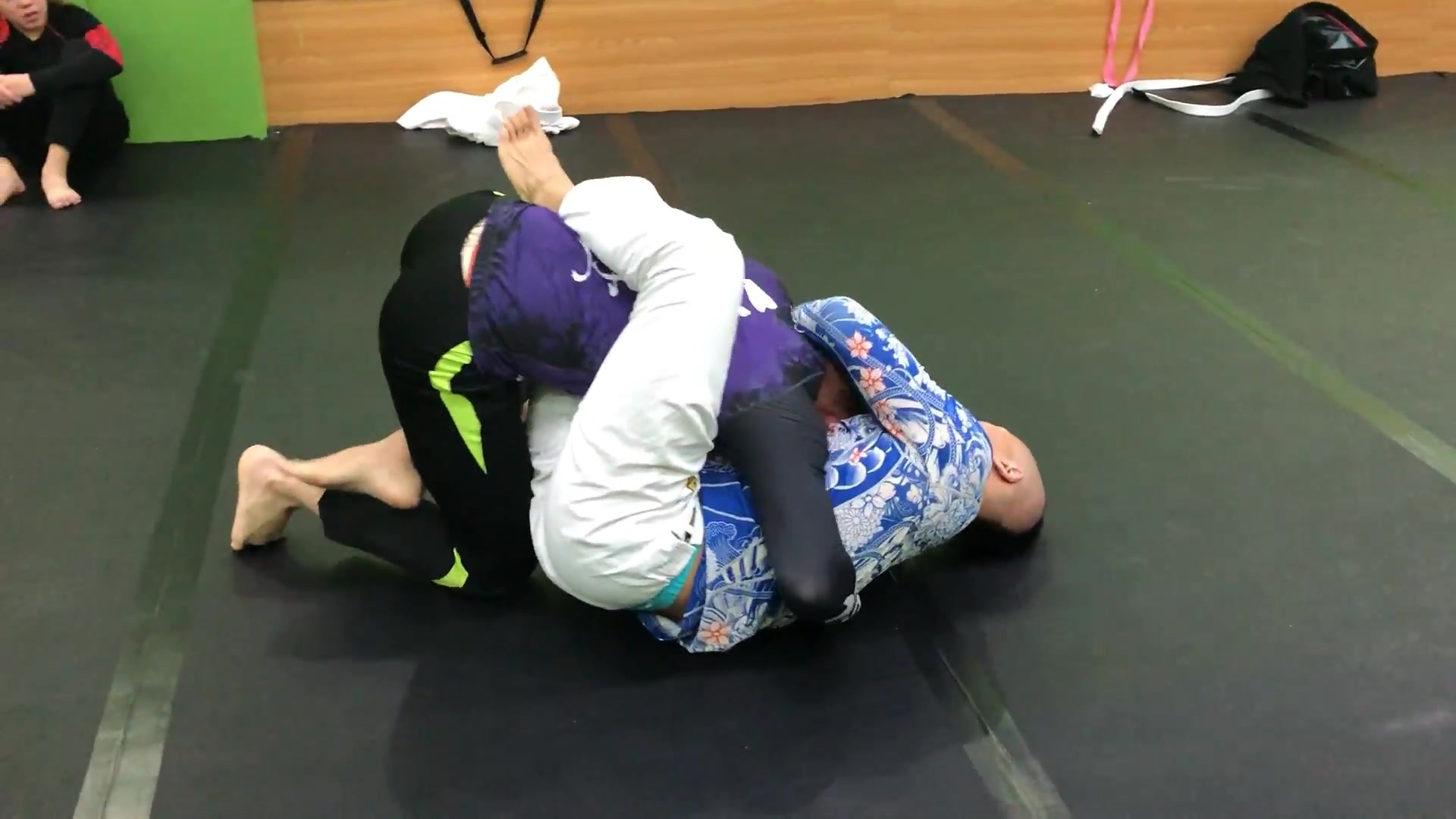 mma职业队员地面压制击打条件实战强调击打不允许降服