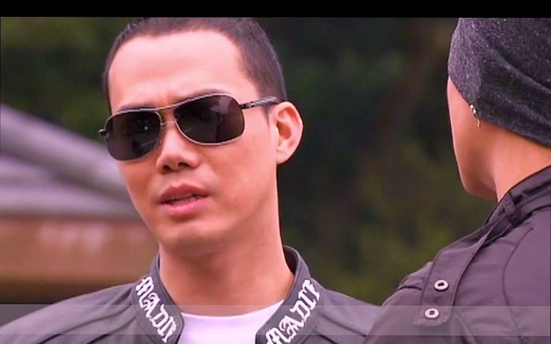 潜行狙击小伙被人欺负跪下舔鞋底日后叫他十倍奉还