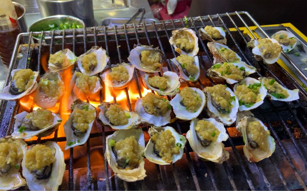 南宁街边小吃摊,蒜蓉烤生蚝10元10个,操作透明,吃着真过瘾!