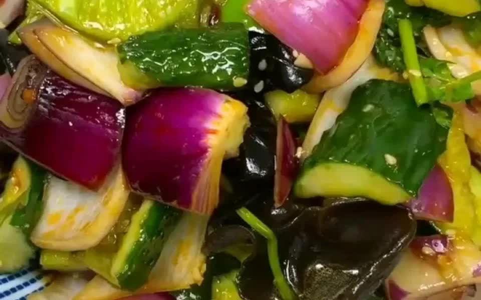 洋葱黄瓜木耳凉拌,可好吃了