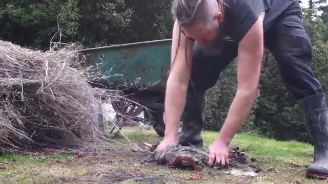 [图]火的艺术 灼烧贝壳制备生熟石灰 CaO CaCO3 Burning Shells Into Lime Grass Straw & Clay Furnace