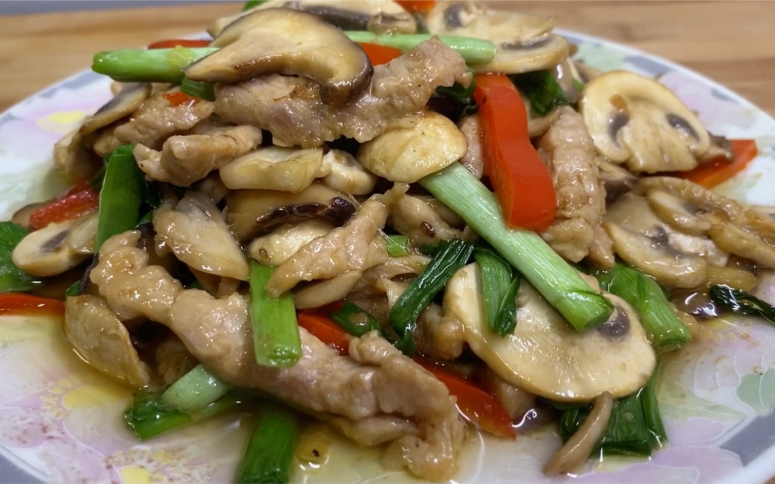 秋天要多吃蘑菇小媳妇双菇炒大蒜入味鲜嫩香滑爽口好吃下饭