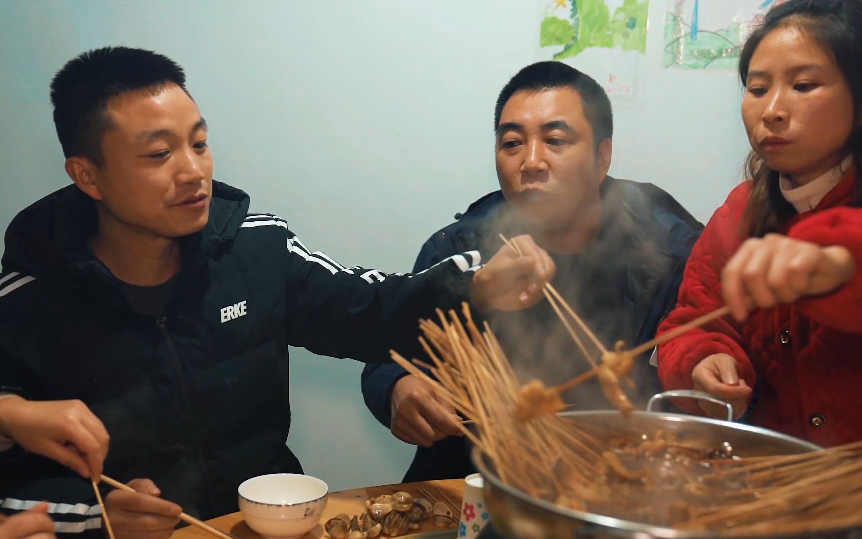 桃子姐叫上兄弟姐妹,一起来家里吃麻辣烫,麻辣鲜香,真美味