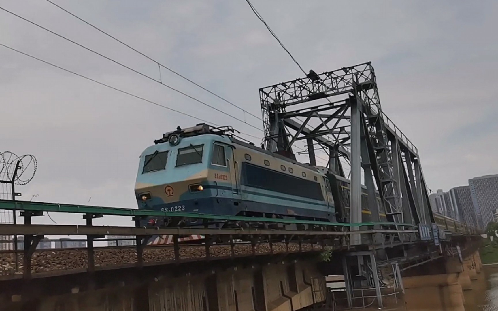 【中国铁路】广铁长段ss80223牵引k9291次通过浏阳河铁桥