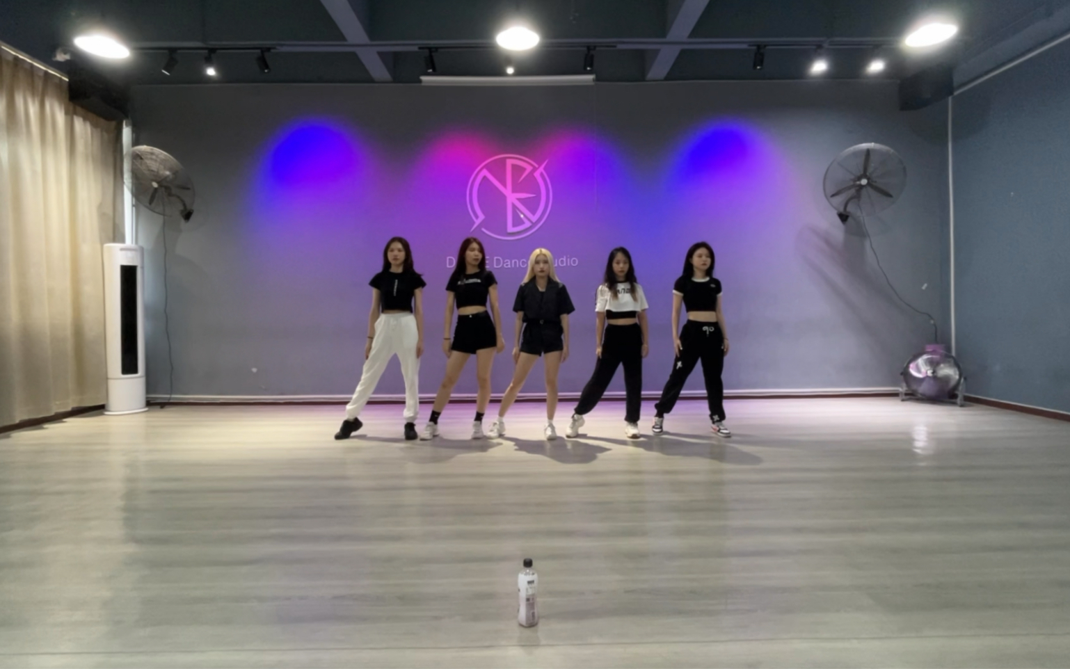 [图]【ITZY- SNEAKERS】练习室存档 自编intro简单又好看！一起穿着运动鞋跳舞吧！