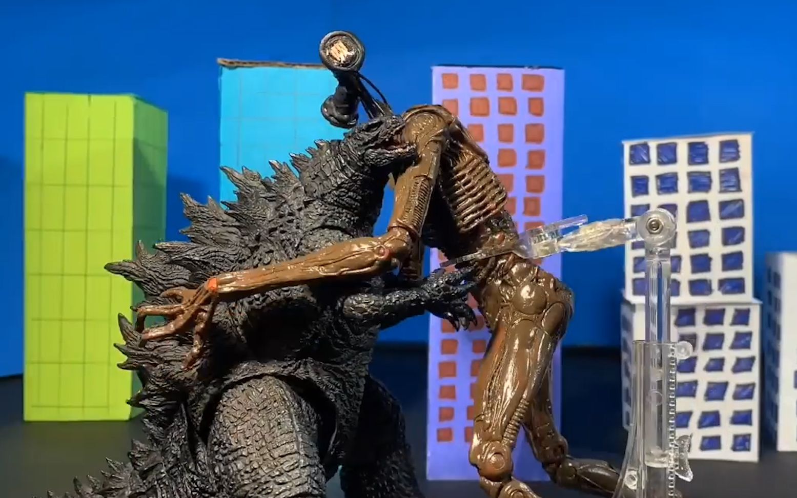 警笛头遇上传奇哥斯拉竟被摁地摩擦一个大招直接带走警笛头