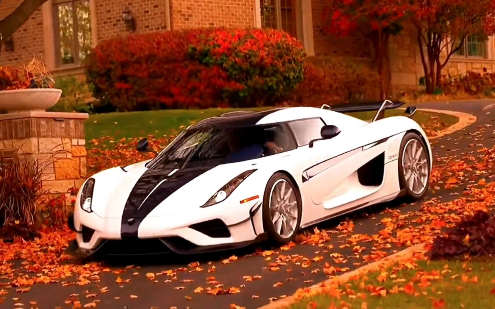 "都是千万级超跑,赶紧召唤你最有实力的兄弟送你辆!